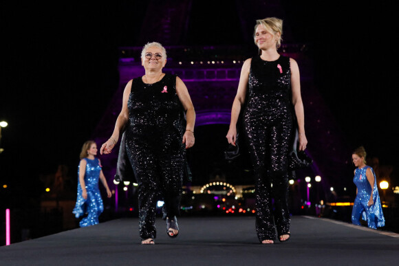Exclusif - Ambiance - Défilé des 30 ans de l'Association "Ruban rose" à l'occasion d'octobre rose 2022 la campagne du mois de sensibilisation au cancer du sein en marge de la Fashion Week De Paris (PFW), au Trocadéro à Paris, France, le 1 octobre 2022.