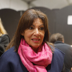 Exclusif - Anne Hidalgo (maire de Paris) - Backstage du défilé des 30 ans de l'Association "Ruban rose" à l'occasion d'octobre rose 2022 la campagne du mois de sensibilisation au cancer du sein en marge de la Fashion Week De Paris (PFW), au Trocadéro à Paris, France, le 1 octobre 2022.
