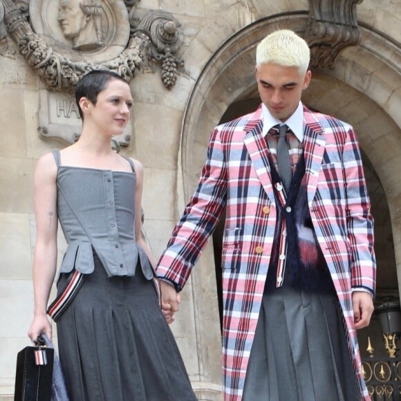 Maisie Williams et son compagnon Reuben Selby - Sorties du défilé Thom Browne Collection Femme Prêt-à-porter Printemps/Eté 2023 lors de la Fashion Week de Paris (PFW), France, le 3 octobre 2022.