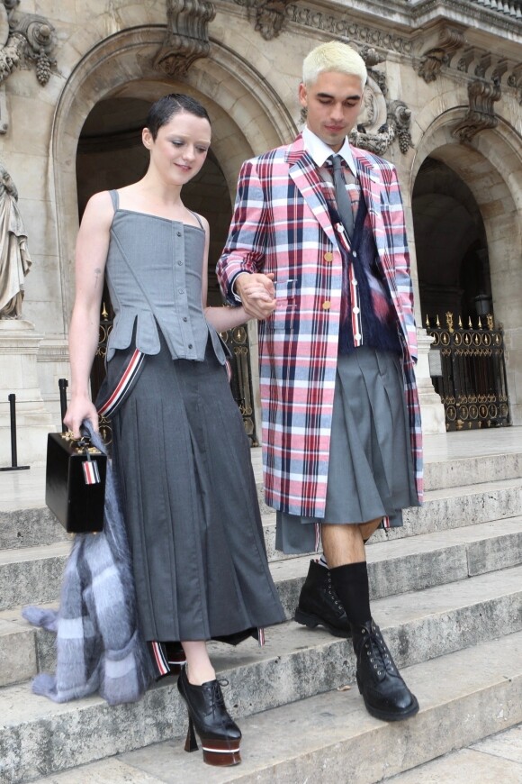 Maisie Williams et son compagnon Reuben Selby - Sorties du défilé Thom Browne Collection Femme Prêt-à-porter Printemps/Eté 2023 lors de la Fashion Week de Paris (PFW), France, le 3 octobre 2022.