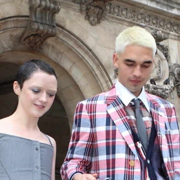 Maisie Williams et son compagnon Reuben Selby - Sorties du défilé Thom Browne Collection Femme Prêt-à-porter Printemps/Eté 2023 lors de la Fashion Week de Paris (PFW), France, le 3 octobre 2022.