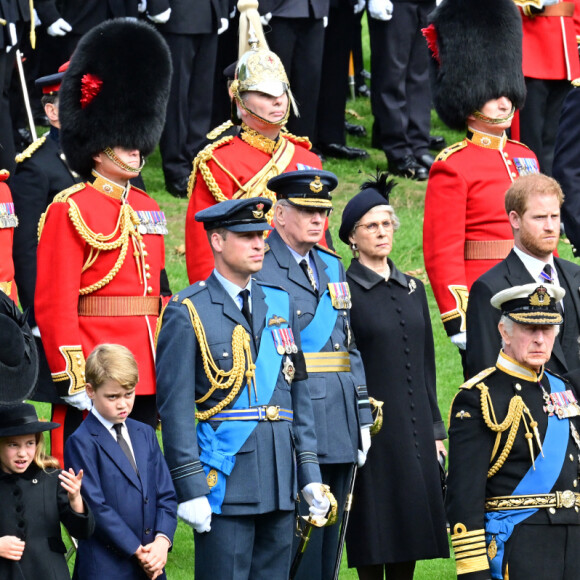 Kate Catherine Middleton, princesse de Galles, la princesse Charlotte et le prince George, le prince de Galles William, le roi Charles III d'Angleterre, la reine consort Camilla Parker Bowles, le prince Harry, duc de Sussex, Meghan Markle, duchesse de Sussex, la princesse Anne, la princesse Beatrice d'York, Peter Phillips, le prince Andrew, duc d'York, le prince Edward, comte de Wessex - Procession du cercueil de la reine Elizabeth II d'Angleterre de l'Abbaye de Westminster à Wellington Arch à Hyde Park Corner