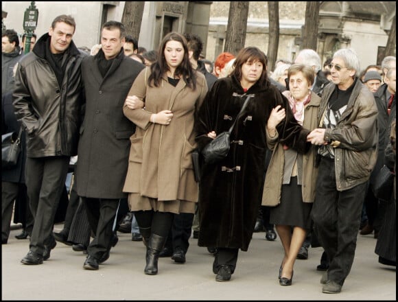 Bruno Gaccio, Michèle Bernier et leur fille Charlotte - Funérailles du professeur Choron au cimetière Montparnasse en 2005