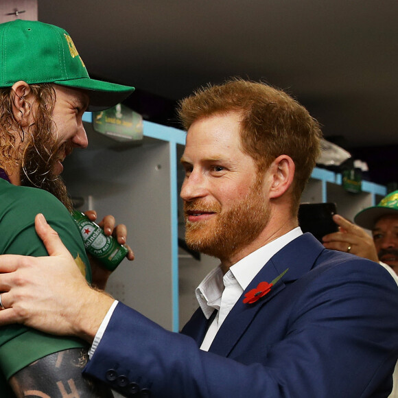 Le prince Harry, duc de Sussex félicite RG Snyman (Afrique du Sud) après leur victoire en finale de la Coupe du monde de rugby contre l'Angleterre, au stade international de Yokohama au Japon, le 2 novembre 2019.