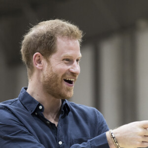 Le prince Harry, duc de Sussex, s'entretient avec des athlètes en fauteuil roulant alors qu'il visite la Nippon Foundation Para Arena à Tokyo au Japon, le 2 novembre 2019. 