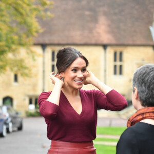 Le prince Harry, duc de Sussex, et Meghan Markle, duchesse de Sussex, arrivent pour une réunion sur l'égalité des genres avec les membres du Queen's Commonwealth Trust (dont elle est vice-présidente) et du sommet One Young World au château de Windsor, le 25 octobre 2019. 