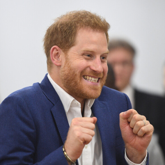 Le prince Harry rencontre les étudiants à l'Académie de Nottingham lors de sa visite à l'occasion de la Journée mondiale de la santé mentale. 