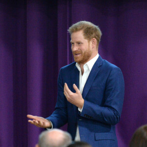 Le prince Harry rencontre les étudiants à l'Académie de Nottingham lors de sa visite à l'occasion de la Journée mondiale de la santé mentale, le 10 octobre 2019. 