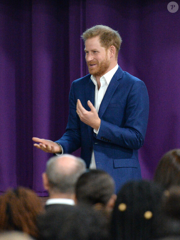 Le prince Harry rencontre les étudiants à l'Académie de Nottingham lors de sa visite à l'occasion de la Journée mondiale de la santé mentale, le 10 octobre 2019. 