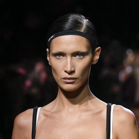 Bella Hadid défile lors du défilé Miu Miu Collection Femme Prêt-à-porter Printemps/Eté 2023 lors de la Fashion Week de Paris (PFW), France, le 4 octobre 2022. 