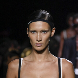 Bella Hadid défile lors du défilé Miu Miu Collection Femme Prêt-à-porter Printemps/Eté 2023 lors de la Fashion Week de Paris (PFW), France, le 4 octobre 2022. 