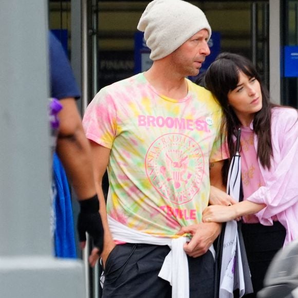 Exclusif - Dakota Johnson et Chris Martin se promènent dans les rues de New York le 7 juin 2022. 