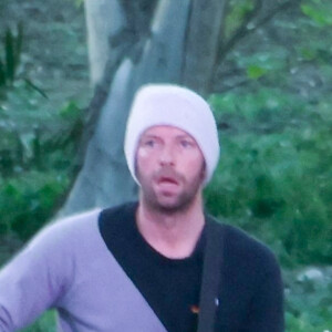 Exclusif - Chris Martin du groupe Coldplay, avec des renforts aux genoux, répète le concert de son groupe à Malibu, le 23 février 2022. Depuis le premier concert du groupe en 1996, le chanteur de 44 ans n'épargne pas ses efforts sur scène aux cours des 2239 performances. Il s'apprête à repartir en tournée lors du "Music Of The Spheres Tour". 