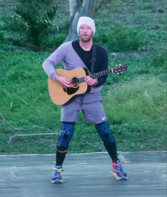 Exclusif - Chris Martin du groupe Coldplay, avec des renforts aux genoux, répète le concert de son groupe à Malibu, le 23 février 2022. Depuis le premier concert du groupe en 1996, le chanteur de 44 ans n'épargne pas ses efforts sur scène aux cours des 2239 performances. Il s'apprête à repartir en tournée lors du "Music Of The Spheres Tour". 