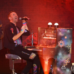 Chris Martin - Coldplay sur la scène du Forum à Inglewood, le 15 janvier 2022. 