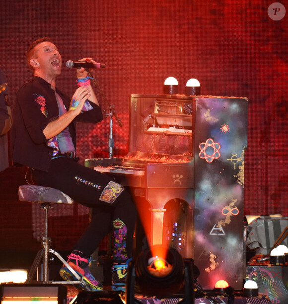 Chris Martin - Coldplay sur la scène du Forum à Inglewood, le 15 janvier 2022. 