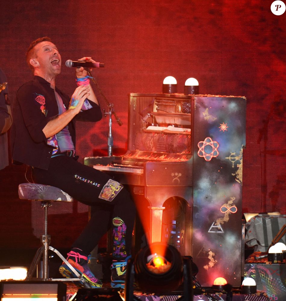 Chris Martin - Coldplay sur la scène du Forum à Inglewood, le 15 ...
