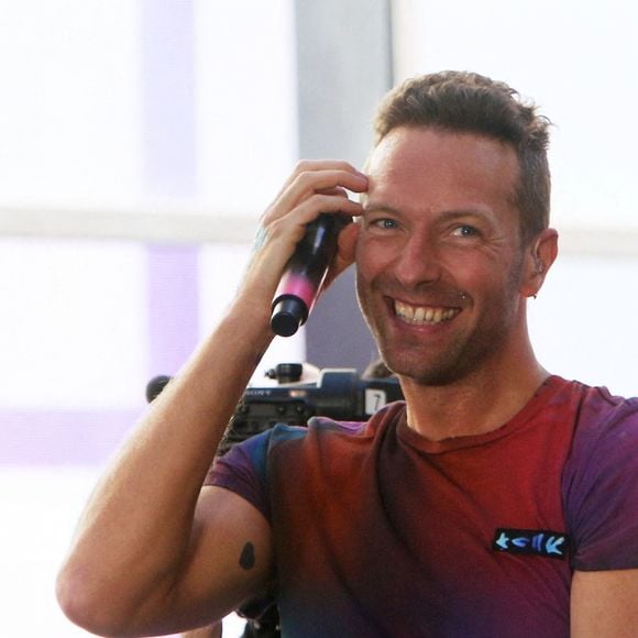 Chris Martin et son groupe Coldplay se produisent sur scène pour l'émission "Today Show" à New York, le 17 juin 2021. 