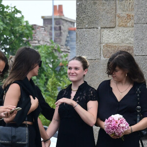 DR - BI - Exclusif - Prix Spécial - No Web - Tara, fille de la défunte, et ses cousines - Obsèques de Charlotte Valandrey en l'église de Pléneuf-Val-André en Bretagne. Le 19 juillet 2022