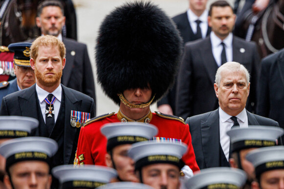 Le prince Harry, duc de Sussex, le prince Andrew, duc d'York - Arrivées au service funéraire à l'Abbaye de Westminster pour les funérailles d'Etat de la reine Elizabeth II d'Angleterre. Le 19 septembre 2022 