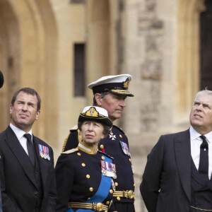 Le prince Harry, duc de Sussex, Le prince William, prince de Galles, La princesse Anne, Timothy Laurence, Le prince Andrew, duc d'York, Le roi Charles III d'Angleterre, Le prince Edward, duc de Kent - Procession pédestre des membres de la famille royale depuis la grande cour du château de Windsor (le Quadrangle) jusqu'à la Chapelle Saint-Georges, où se tiendra la cérémonie funèbre des funérailles d'Etat de reine Elizabeth II d'Angleterre. Windsor, le 19 septembre 2022 