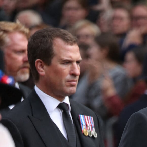 Peter Phillips et le prince Andrew, duc d'York - Procession du cercueil de la reine Elizabeth II d'Angleterre de l'Abbaye de Westminster à Wellington Arch à Hyde Park Corner, près du palais de Buckingham, au son de Big Ben et de coups de canon. Dans le cadre des funérailles d'Etat, le cercueil sera ensuite transféré dans le corbillard royal pour prendre la direction du château de Windsor, à Londres, Royaume Uni, le 19 septembre 2022. 