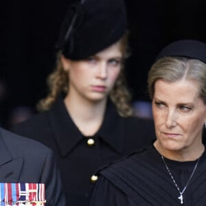 Le prince Andrew, duc d'York, Sophie Rhys-Jones, duchesse d'Edimbourg, James Mountbatten-Windsor - Sortie - Procession cérémonielle du cercueil de la reine Elisabeth II du palais de Buckingham à Westminster Hall à Londres, où les Britanniques et les touristes du monde entier pourront lui rendre hommage jusqu'à ses obsèques prévues le 19 septembre 2022. Le 14 septembre 2022. 