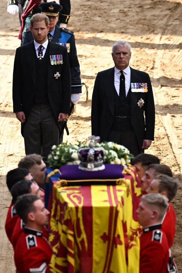 Le prince Harry, duc de Sussex, le prince Andrew, duc d'York - Procession cérémonielle du cercueil de la reine Elisabeth II du palais de Buckingham à Westminster Hall à Londres. Le 14 septembre 2022 