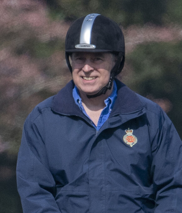 Le prince Andrew, duc d'York, monte à cheval dans le parc du château de Windsor, le 25 mars 2022. 