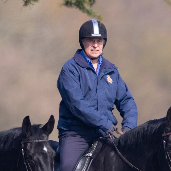 Le prince Andrew, duc d'York, monte à cheval dans le parc du château de Windsor, le 25 mars 2022. 