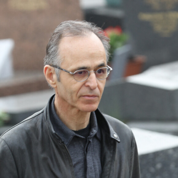 Jean-Jacques Goldman lors des obsèques de Véronique Colucci au cimetière communal de Montrouge, le 12 avril 2018.