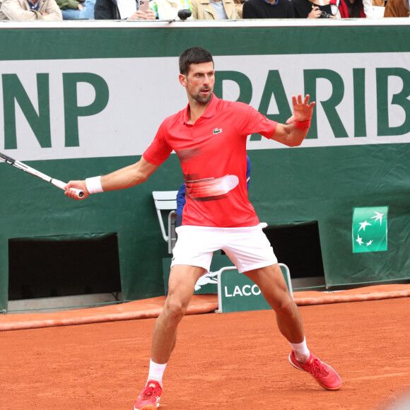 Novak Djokovic joue son match en tribune (Jour 8) lors des Internationaux de France de Tennis de Roland Garros 2022 à Paris, France, le 29 mai 2022. © Bertrand Rindoff/Bestimage  Celebs in the stands (Day 8) during the 2022 French Tennis Open at Roland Garros in Paris, France, on May 29, 2022. Novak Djokovic joue son match en tribune (Jour 8) lors des Internationaux de France de Tennis de Roland Garros 2022 à Paris, France, le 29 mai 2022. © Bertrand Rindoff/Bestimage