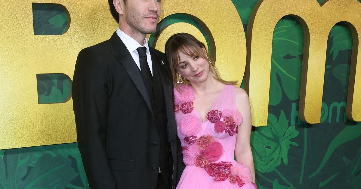 Kaley Cuoco et son compagnon Tom Pelphrey au photocall de la soirée HBO