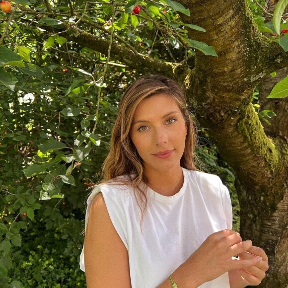 Camille Cerf, ex-Miss France, s'affiche divine sur les réseaux sociaux.