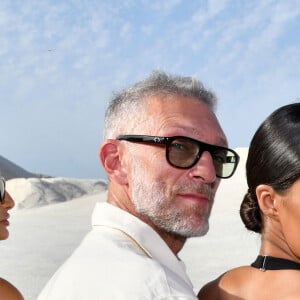 Vincent Cassel et sa femme Tina Kunakey durant le défilé "Le Papier" la collection automne hiver 2022-2023 de Simon Porte Jacquemus aux Salin de Giraud à Arles, le 27 juin 2022. © Bruno Bebert/Bestimage.