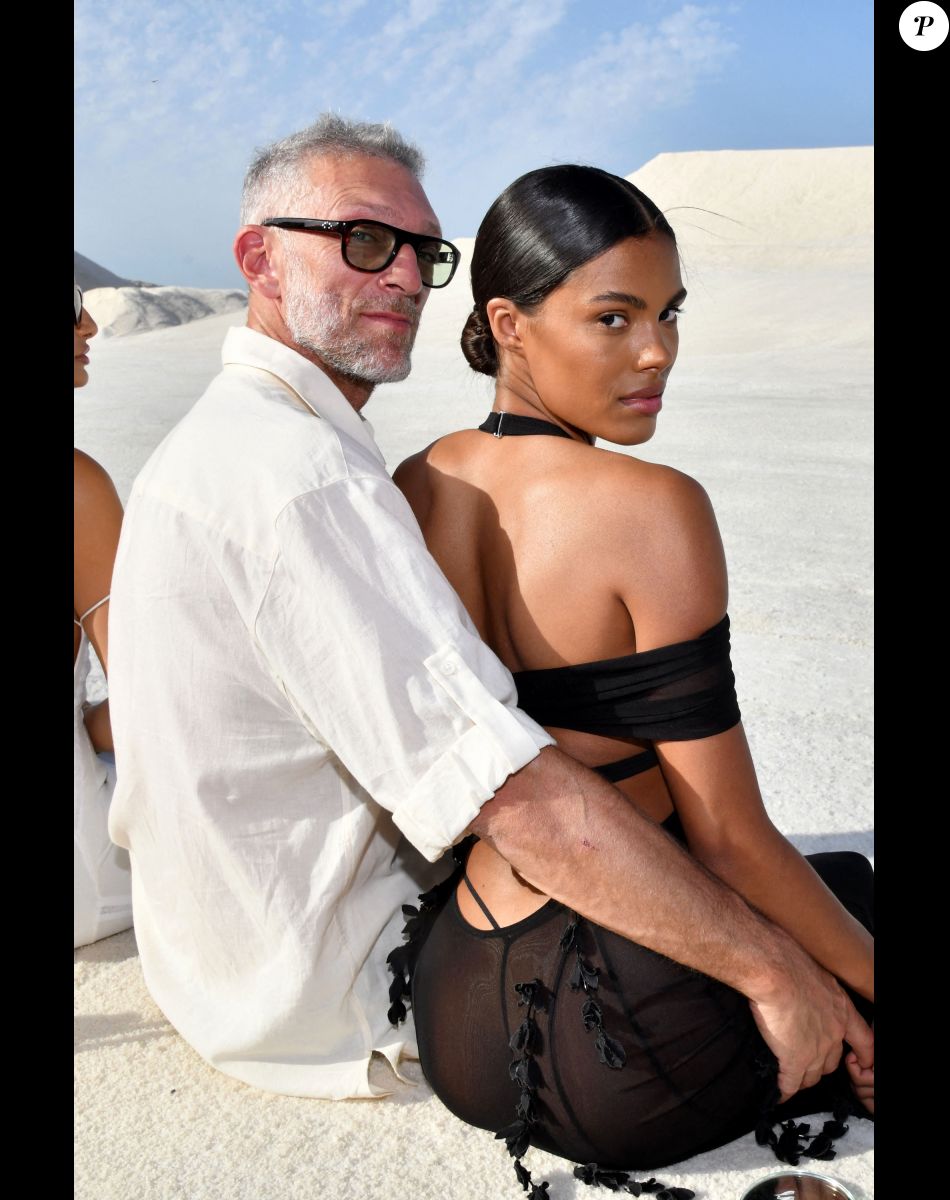 Vincent Cassel et sa femme Tina Kunakey durant le défilé "Le Papier" la collection automne hiver 2022-2023 de Simon Porte Jacquemus aux Salin de Giraud à Arles, le 27 juin 2022. © Bruno Bebert/Bestimage.