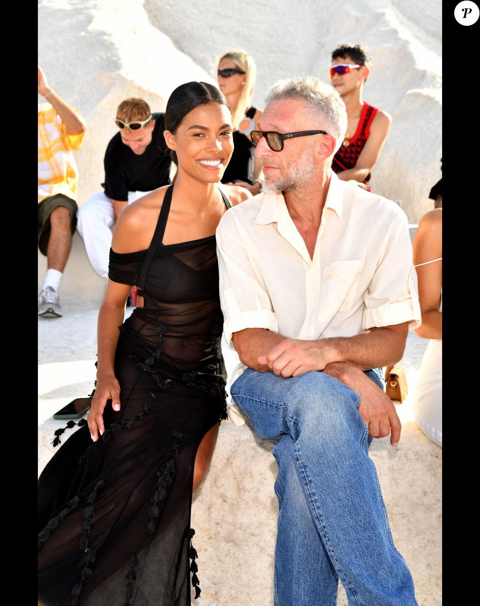 Vincent Cassel et sa femme Tina Kunakey durant le défilé "Le Papier" la collection automne hiver 2022-2023 de Simon Porte Jacquemus aux Salin de Giraud à Arles, le 27 juin 2022. © Bruno Bebert/Bestimage.