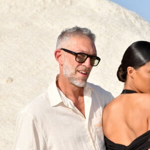 Vincent Cassel et sa femme Tina Kunakey durant le défilé "Le Papier" la collection automne hiver 2022-2023 de Simon Porte Jacquemus aux Salin de Giraud à Arles, le 27 juin 2022. © Bruno Bebert/Bestimage.