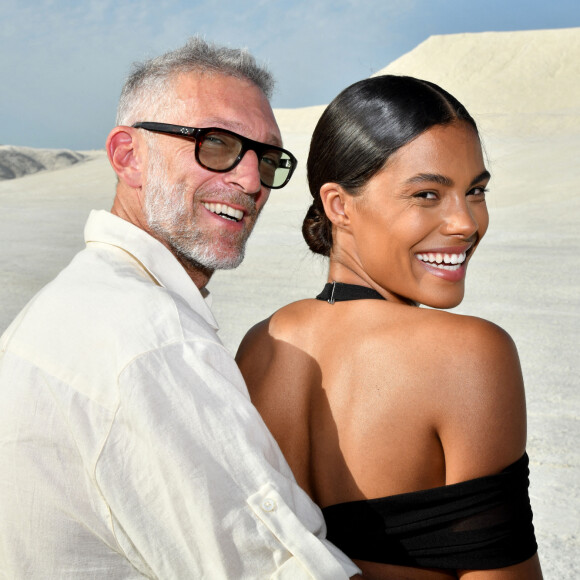 Vincent Cassel et sa femme Tina Kunakey durant le défilé "Le Papier" la collection automne hiver de Simon Porte Jacquemus aux Salin de Giraud à Arles.