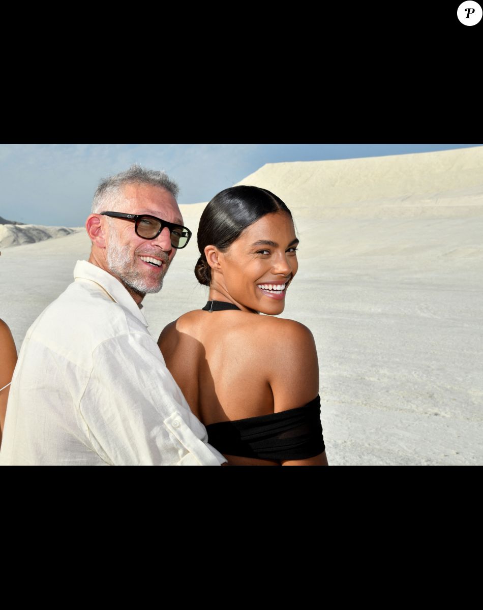 Vincent Cassel et sa femme Tina Kunakey durant le défilé "Le Papier" la collection automne hiver de Simon Porte Jacquemus aux Salin de Giraud à Arles.