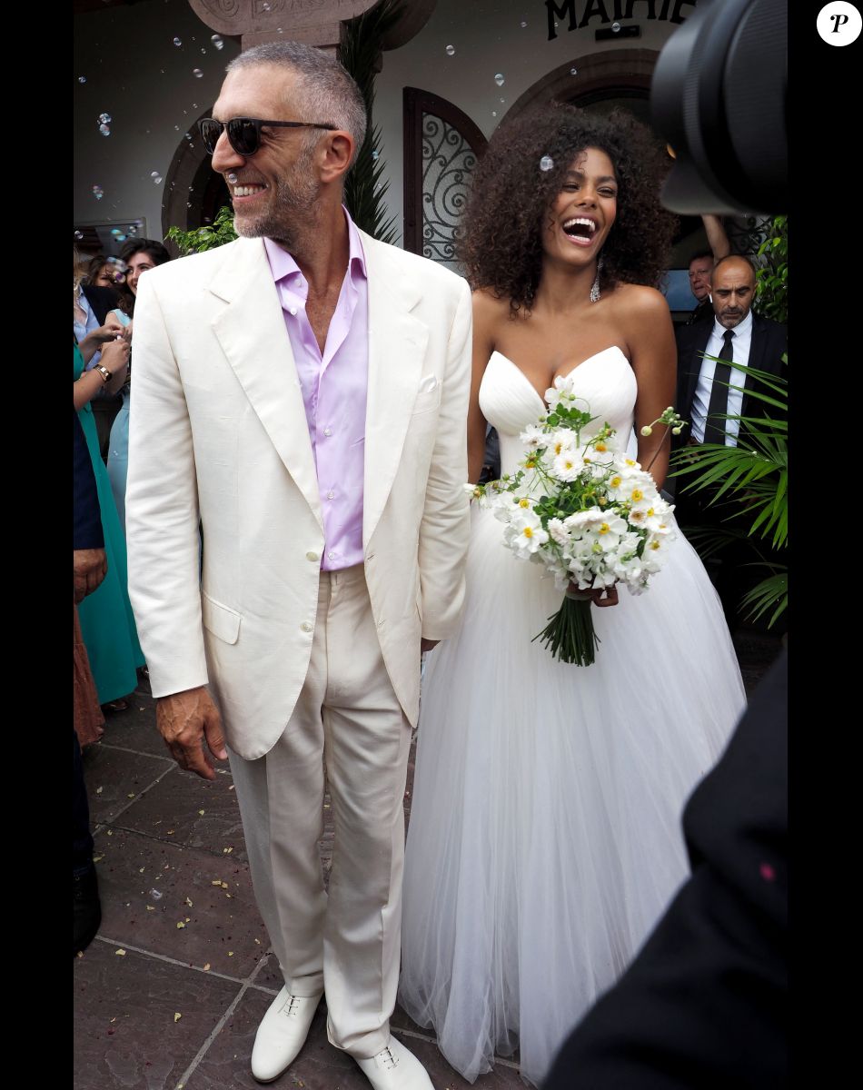 Sortie des mariés lors du Mariage civil de Vincent Cassel et Tina Kunakey à la mairie de Bidart au pays basque le 24 août 2018. © Patrick Bernard / Guillaume Collet / Bestimage