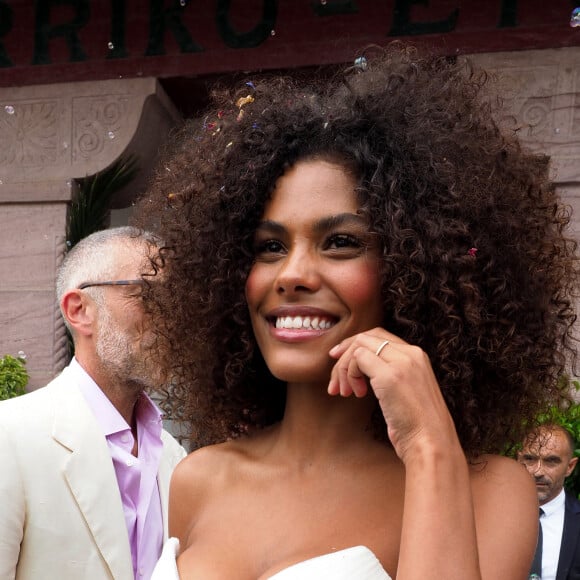 Sortie des mariés lors du Mariage civil de Vincent Cassel et Tina Kunakey à la mairie de Bidart au pays basque le 24 août 2018. © Patrick Bernard / Guillaume Collet / Bestimage 