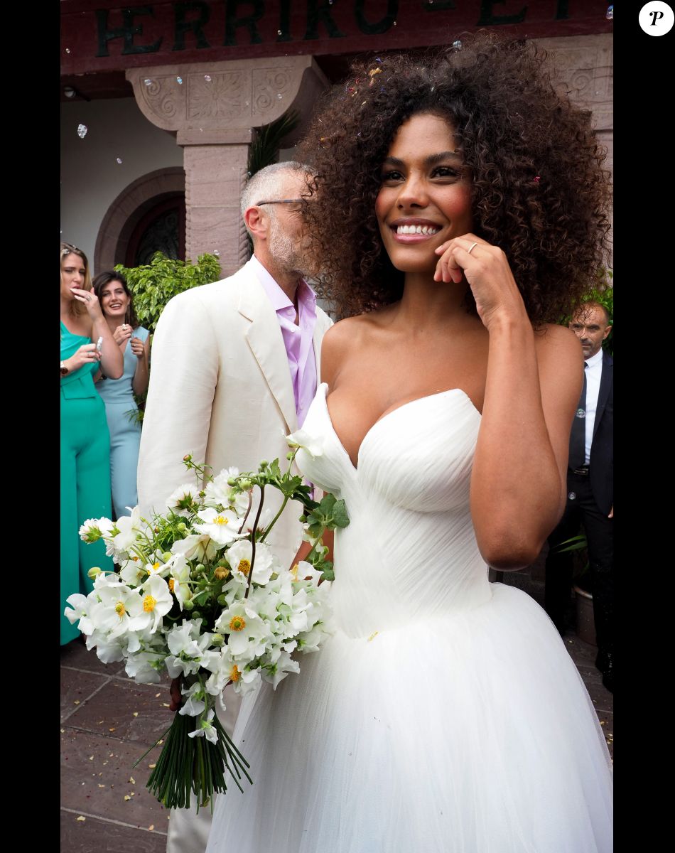 Sortie des mariés lors du Mariage civil de Vincent Cassel et Tina Kunakey à la mairie de Bidart au pays basque le 24 août 2018. © Patrick Bernard / Guillaume Collet / Bestimage