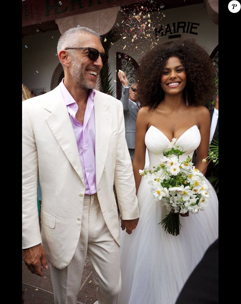 Sortie des mariés lors du Mariage civil de Vincent Cassel et Tina Kunakey à la mairie de Bidart au pays basque le 24 août 2018. © Patrick Bernard / Guillaume Collet / Bestimage