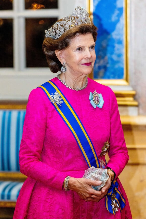 La reine Silvia de Suède - Banquet d'état au palais royal de Stockholm en l'honneur de la famille royale des Pays-Bas le le 11 octobre 2022. 
