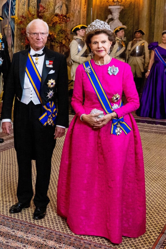 Le roi Carl Gustav de Suède et la reine Silvia - Banquet d'état au palais royal de Stockholm en l'honneur de la famille royale des Pays-Bas le le 11 octobre 2022. 