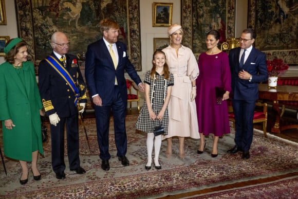 Le roi Willem-Alexander et la reine Maxima des Pays-Bas avec le roi Carl XVI Gustav et la reine Silvia de Suède, la princesse Victoria et le prince Daniel de Suède avec leur fille la princesse Estelle de Suède - La famille royale de Suède accueille le roi Willem-Alexander et de la reine Maxima des Pays-Bas au palais royal de Stockholm, Suède, le 11 octobre 2022. 