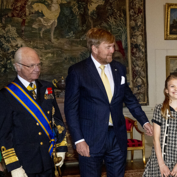 Le roi Willem-Alexander et la reine Maxima des Pays-Bas avec le roi Carl XVI Gustav et la reine Silvia de Suède, la princesse Victoria et le prince Daniel de Suède avec leur fille la princesse Estelle de Suède - La famille royale de Suède accueille le roi Willem-Alexander et de la reine Maxima des Pays-Bas au palais royal de Stockholm, Suède, le 11 octobre 2022. 