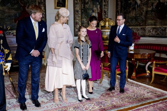 Le roi Willem-Alexander et la reine Maxima des Pays-Bas avec la princesse Victoria et le prince Daniel de Suède avec leur fille la princesse Estelle de Suède - La famille royale de Suède accueille le roi Willem-Alexander et de la reine Maxima des Pays-Bas au palais royal de Stockholm, Suède, le 11 octobre 2022. 