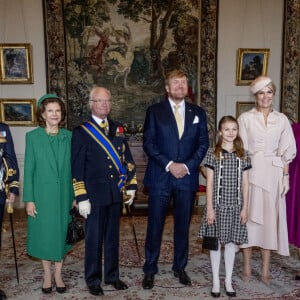 Le roi Willem-Alexander et la reine Maxima des Pays-Bas avec la princesse Sofia (Hellqvist) et le prince Carl Philip de Suède, le roi Carl XVI Gustav et la reine Silvia de Suède, la princesse Victoria et le prince Daniel de Suède avec leur fille la princesse Estelle de Suède - La famille royale de Suède accueille le roi Willem-Alexander et de la reine Maxima des Pays-Bas au palais royal de Stockholm, Suède, le 11 octobre 2022.  Reception at the Royal Palace in Stockholm as part of the Dutch royal couple's three-day state visit to Sweden, Day 1, October 11, 2022 